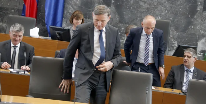 V poslanski skupini LMŠ so tokrat med svojimi ministri upoštevali zdravstvenega (na fotografiji drugi z desne) in preslišali finančnega (spredaj). FOTO: Roman Šipić/Delo