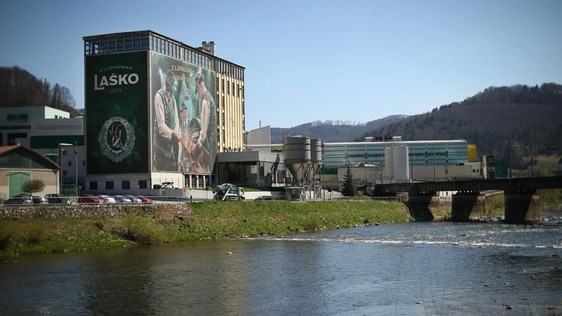 Fotografija: V Laškem so danes začeli polniti laško 0.0. Segment brezalkoholnih piv povsod po svetu raste in temu sledijo tudi v Pivovarni Laško Union. FOTO: Jure Eržen/Delo