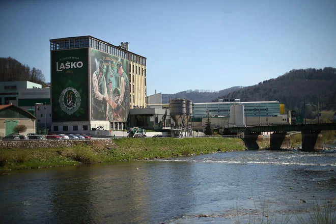 V Laškem so danes začeli polniti laško 0.0. Segment brezalkoholnih piv povsod po svetu raste in temu sledijo tudi v Pivovarni Laško Union. FOTO: Jure Eržen/Delo