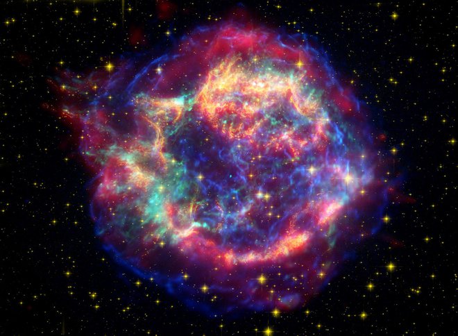 Ostanek umrle zvezde Cassiopeia A. Gre za kombinacijo posnetkov, ki so jih zbrali teleskopi Chandra, Hubble in Spitzer. FOTO: NASA/JPL-Caltech/STScI/CXC/SAO 