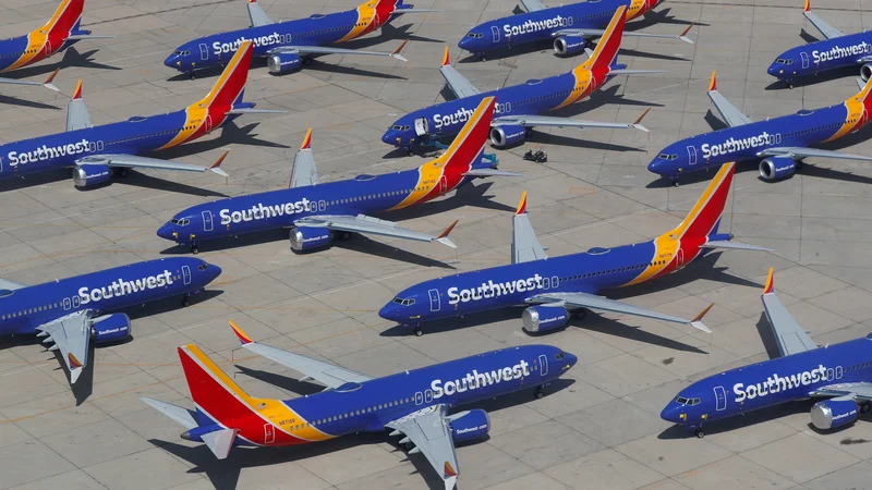 Fotografija: Prizemljeni boeingi 737 max letalskega prevoznika Southwest Airlines na letališču v Victorvillu v Kaliforniji. FOTO: Mike Blake/Reuters