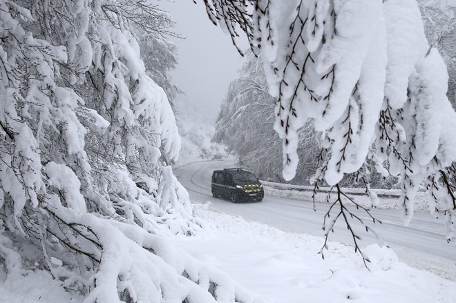 Korziko je prekril sneg. FOTO: Pascal Pochard/AFP
