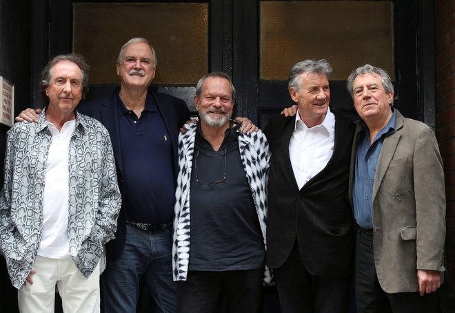 Člani zasedbe Monty Python leta 2014: Eric Idle, John Cleese, Terry Gilliam, Michael Palin in Terry Jones. Graham Chapman je umrl že leta 1989. FOTO: Paul Hackett/Reuters