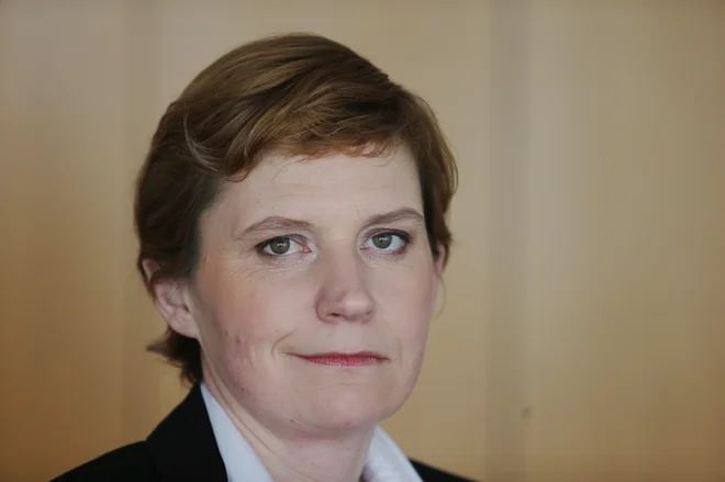 Almo Sedlar, predsednico TIS skrbi, da tudi tokratna vlada nadaljuje trend kršitev resolucije o normativni dejavnosti, s čimer omejuje vključenost javnosti v sprejemanje odločitev. Foto Jože Suhadolnik