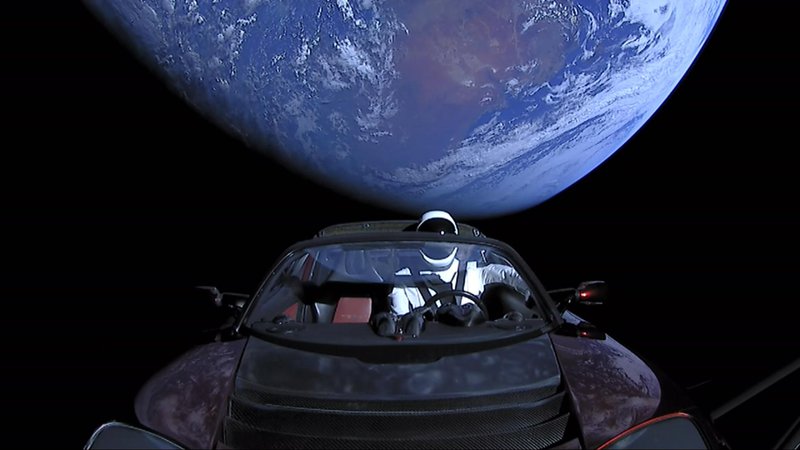 Fotografija: Tesla je v vesolje posla roadster in vrednost podjetja na borzi. Foto Spacex