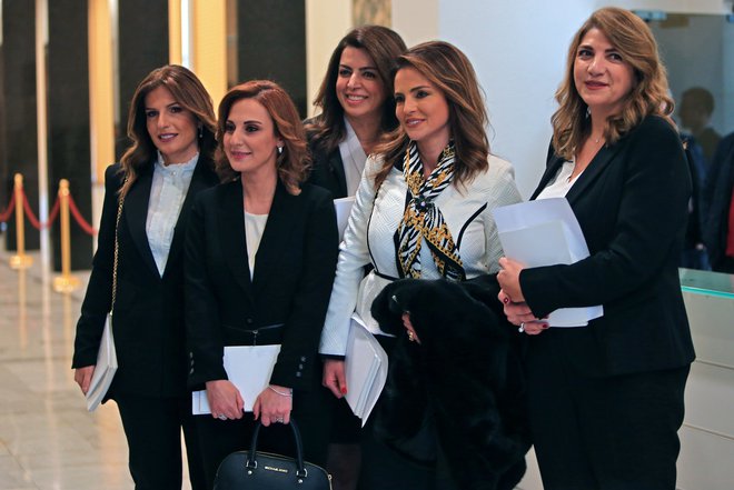 V novi, 20-članski libanonski vladi bo šest žensk. Poleg ministrice za obrambo  Zeine Akar tudi (od leve proti desni): ministrica za delo Lamia Doueihy, ministrica za informacije Manal Abdel Samad, ministrica za stanovanjske objekte Ghada Shreim, min