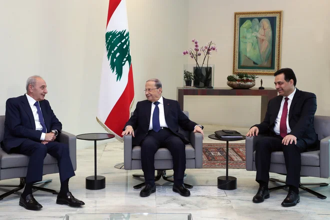 Od leve proti desni: predsednik parlamenta Nabih Berri, predsednik države Michel Aoun in predsednik vlade Hasan Diab. FOTO: AFP