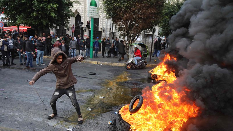 Fotografija: Prizor z današnjih protestov v Bejrutu. FOTO: Ibrahim Amro/AFP