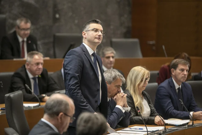 Premier izpostavlja, da če je resna volja prisotna, bo državni zbor zakon izglasoval. &raquo;O tem se govori že leta in leta. Ukrep je dober za ljudi. Prihaja trenutek resnice, kdo je za in kdo proti,&laquo; je še zapisal. FOTO: Voranc Vogel/Delo
