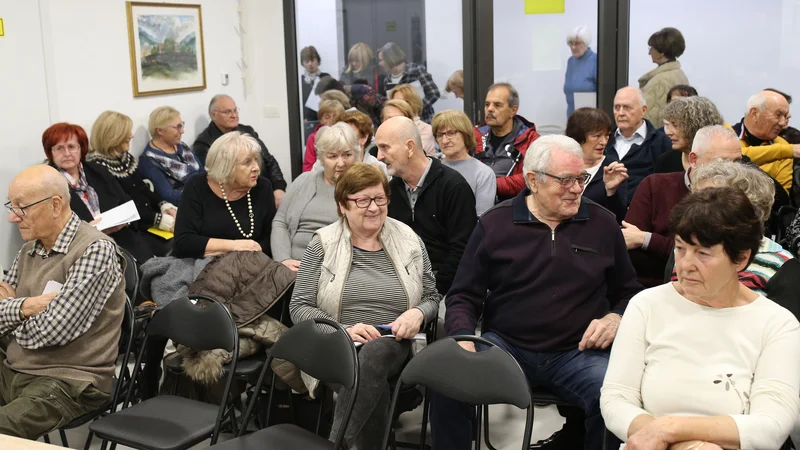 Fotografija: Sestanek je sklicalo 35 etažnih lastnikov nadstandardnih oskrbovanih stanovanj. FOTO: Tomi Lombar/Delo