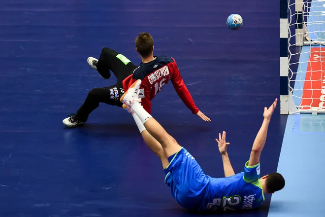 Mario Šoštarič je poskusil tudi z atraktivni potezami premagati odličnega norveškega vratarja Espena Chirstensena. FOTO: AFP