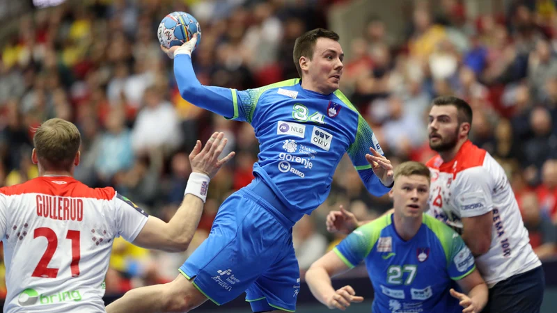 Fotografija: Slovenija z rezervisti v glavni vlogi, med katerimi je bil zelo viden Rok Ovniček, je resda izgubila z Norveško, a ohranila moči najboljših za polfinalni dvoboj z evropskimi prvaki Španci. FOTO: Reuters