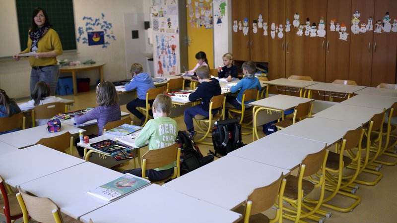 Fotografija: Skoraj prazen razred na OŠ Škofljica. Foto: Blaž Samec/Delo