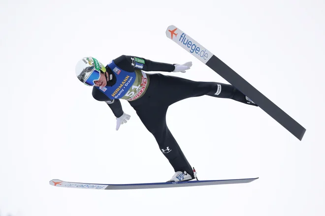 Timi Zajc je z novimi smučmi in tekmovalnim dresom v Titisee-Neustadtu poletel do odličnega tretjega mesta. FOTO: Reuters