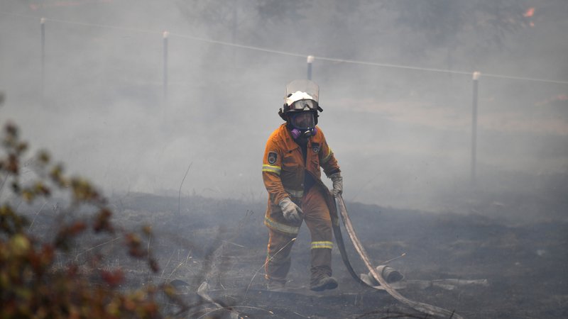 Fotografija: Gasilci zdaj poskušajo ustaviti požare pred glavnim mestom. FOTO: Stringer Reuters