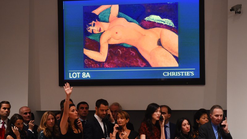 Fotografija: Modiglianijev Ležeči akt iz let 1917–18 je postal leta 2015 po devetminutnem boju med milijonarji na dražbi pri Christie's v New Yorku (tedaj) druga najdražje prodana slika v zgodovini dražb. Končni znesek je bil 170,4 milijona dolarjev. FOTO: AFP