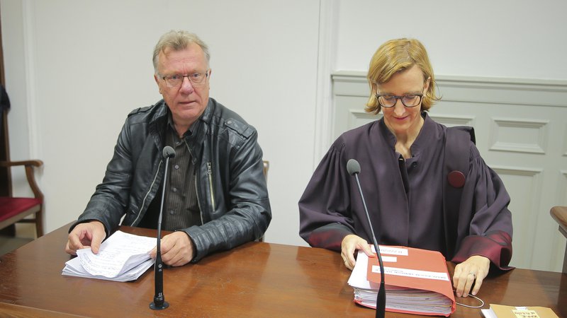 Fotografija: Bojan Rajšek in njegova pooblaščenka, odvetnica Jasna Zakonjšek, sta bila s svojimi argumenti bolj prepričljiva. FOTO: Jože Suhadolnik/Delo
