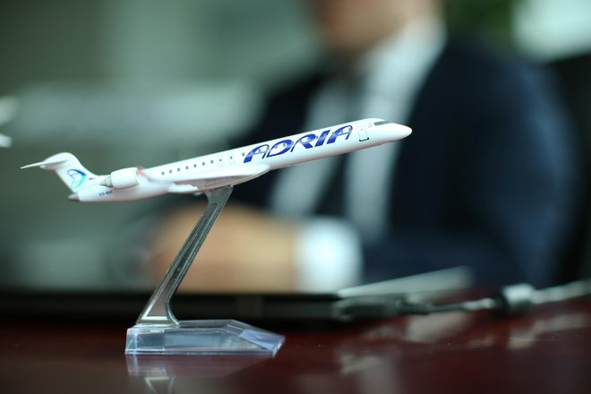 Za spričevalo letalskega prevoznika so zanimanje izrazili tudi ruski vlagatelji, povezani z ruskim proizvajalcem letal Suhoj. FOTO: Jure Eržen/Delo