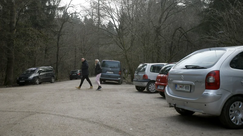 Fotografija: Zavijanje na makadamsko cesto, ki vodi proti vodohranu, je prepovedano, a je ob cesti vedno veliko parkiranih vozil. FOTO: Blaž Samec/Delo