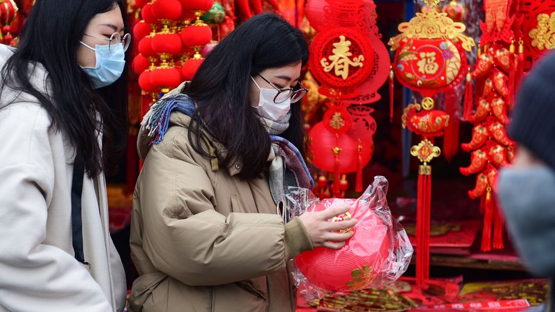 Fotografija: Žrtev, ki so jo morali zaradi preprečevanja epidemije sprejeti prebivalci Wuhana, je še toliko večja, ker jutri Kitajci slavijo prihod tradicionalnega novega leta, s tem pa se začnejo desetdnevni prazniki, ki jih mnogi izkoristijo za potovanja. FOTO: AFP