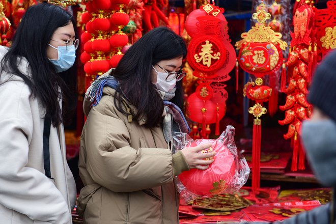 Žrtev, ki so jo morali zaradi preprečevanja epidemije sprejeti prebivalci Wuhana, je še toliko večja, ker jutri Kitajci slavijo prihod tradicionalnega novega leta, s tem pa se začnejo desetdnevni prazniki, ki jih mnogi izkoristijo za potovanja. FOTO: AFP