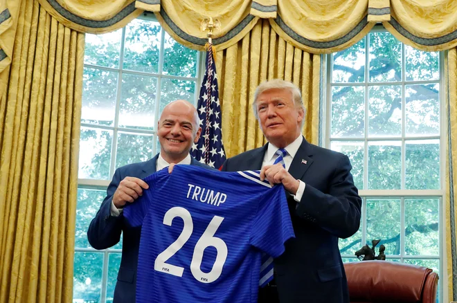 Gianni Infantino in Donald Trump sta navdušena nad dejstvom, da bo mundial gostoval v Severni Ameriki. FOTO: Reuters