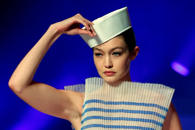 V mornarski opravi, tako zelo značilni za Gaultierja, se je tokrat pokazala manekenka Gigi Hadid. FOTO: Reuters<br />