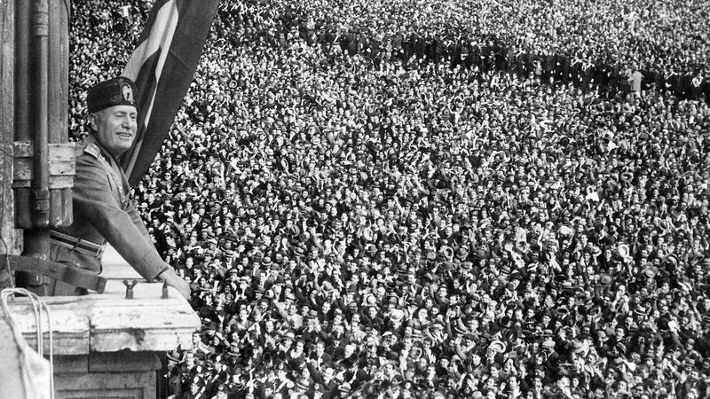 Fotografija: Benito Mussolini in množica, ki ga podpira. Foto Fotodokumentacija