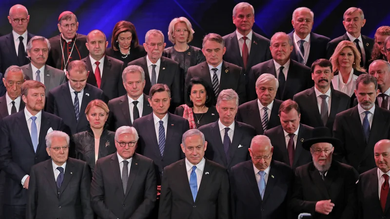 Fotografija: Izraelski premier Benjamin Netanjahu in izraelski predsednik Reuven Rivlin skupaj z množico svetovnih voditeljev na petem svetovnem o holokavstu v Jeruzalemu. Foto: Abir Sultan/Afp