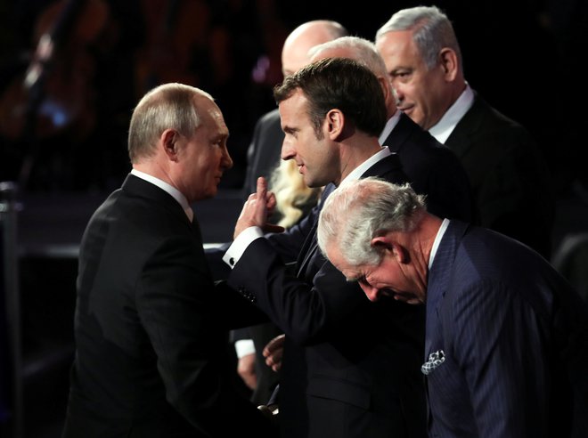 Ruski predsednik Vladimir Putin in francoski predsednik Emmanuel Macron. Foto: Abir Sultan/ REUTERS