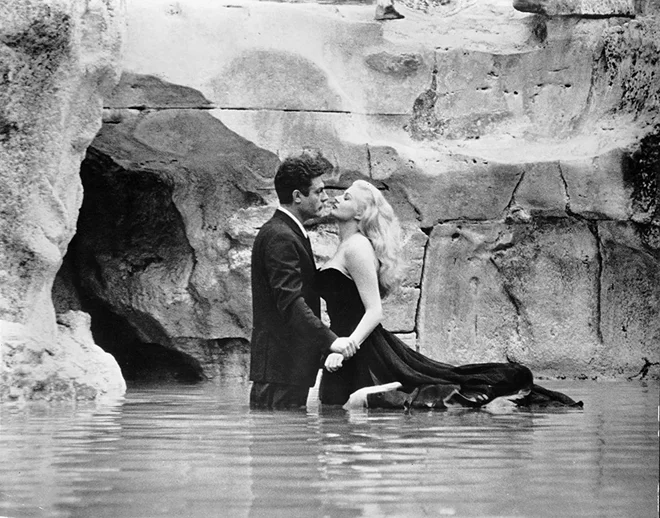 Marcello Mastroianni in Anita Ekberg sta se morala zmočiti, da sta posnela enega najbolj znamenitih filmskih prizorov vseh časov. FOTO: IMDB