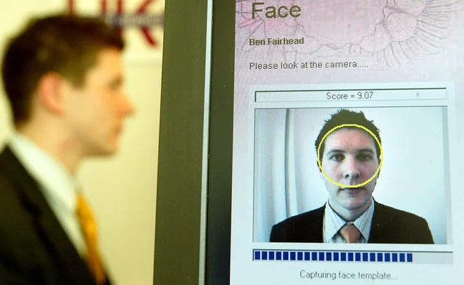Če smo se do zdaj po ulicah lahko sprehajali zelo svobodno in anonimno, bi uvedba aplikacije to v celoti onemogočila, so prepričani kritiki biometrije. Foto Reuters