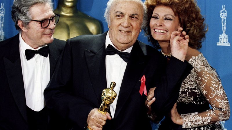 Fotografija: Na 65. podelitvi oskarjev v Los Angelesu je Federico Fellini prejel častnega oskarja za življenjsko delo. Spremljala sta ga Sophia Loren in Marcello Mastroianni. FOTO: Blake Sell/Reuters
