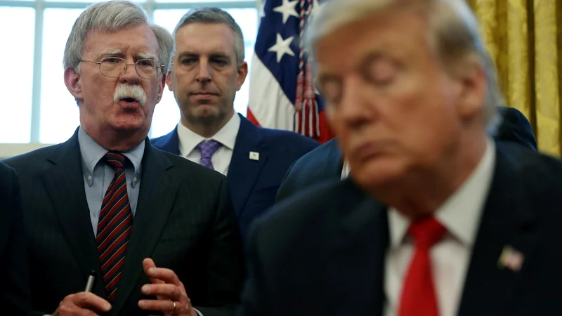 Fotografija: Ameriški predsednik Donald Trump in njegov že nekdanji svetovalec za nacionalno varnost John Bolton. FOTO: Leah Millis/Reuters