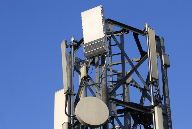 Testna bazna postaja za omrežje 5G pri A1 deluje na frekvenci 3,5 GHz. FOTO: Matej Družnik