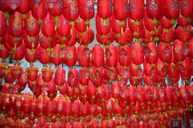 Zaradi hitrega širjenja okužbe je osrednja vlada v Pekingu odpovedala skoraj vsa množična proslavljanja in prireditve.<br />
FOTO: AFP