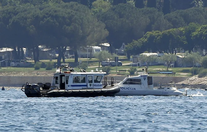 Slovenska in hrvaška policija v Piranskem zalivu. FOTO: Matej Družnik