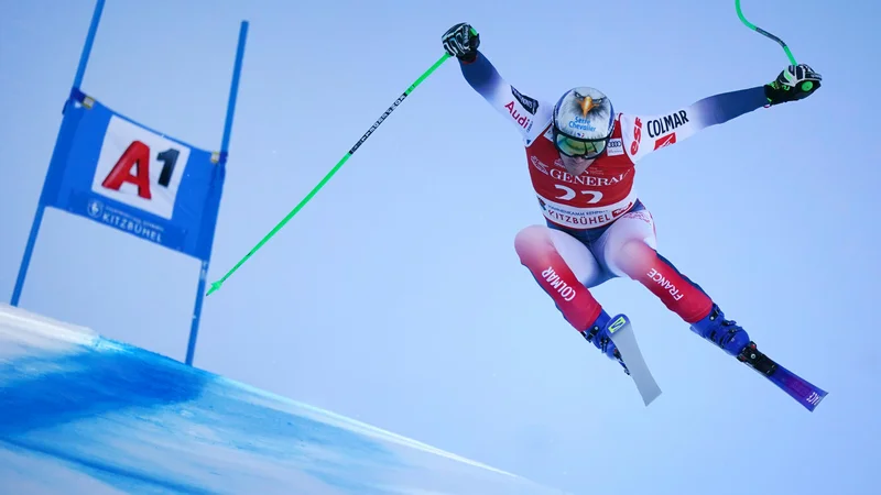 Fotografija: Kitzbühlski smuk postreže z velikimi obremenitvami telesa, pri visoki hitrosti je treba premagovati močne sile, v tem valu adrenalina pa je ključno, da glava obvlada situacijo. FOTO: AFP