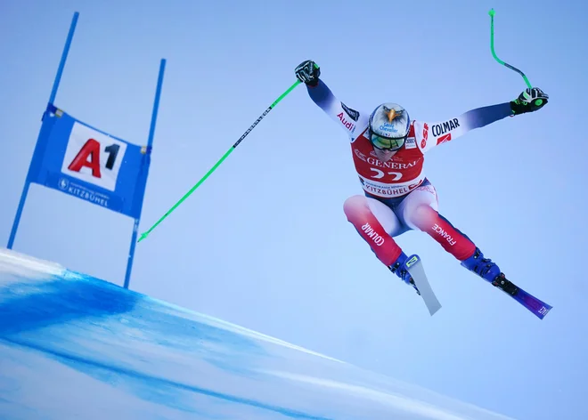 Kitzbühlski smuk postreže z velikimi obremenitvami telesa, pri visoki hitrosti je treba premagovati močne sile, v tem valu adrenalina pa je ključno, da glava obvlada situacijo. FOTO: AFP