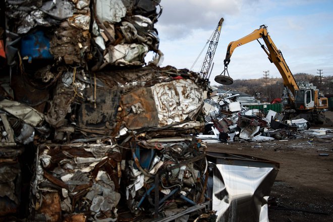 Ena od rešitev je tudi predelava odpadnega železa in jekla. FOTO: Brendan Smialowski/AFP