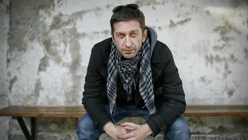 Fotografija: Nekdanji pevec zasedbe Prisluhnimo tišini, s katero je »nekoč, nekje« zapel Ruskega vohuna. Do skupine Niet je bil – le korak. FOTO: Blaž Samec/Delo