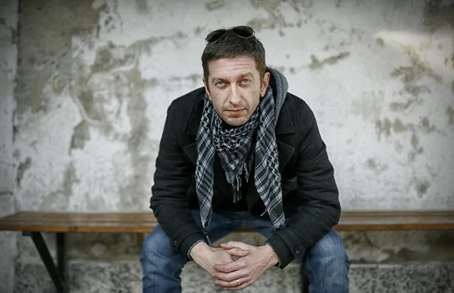 Nekdanji pevec zasedbe Prisluhnimo tišini, s katero je &raquo;nekoč, nekje&laquo; zapel Ruskega vohuna. Do skupine Niet je bil &ndash; le korak. FOTO: Blaž Samec/Delo