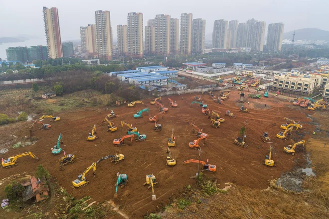 Grdanja nove bolnišnice v Wuhanu. FOTO: AFP