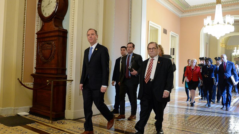 Fotografija: Demokratska tožilca republikanskega predsednika Adam Schiff in  Jerry Nadler na poti v senat. Foto Mary F. Calvert Reuters