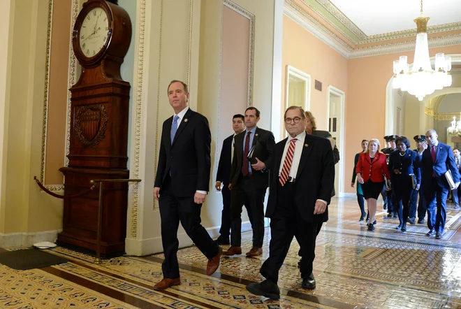 Demokratska tožilca republikanskega predsednika Adam Schiff in&nbsp; Jerry Nadler na poti v senat. Foto Mary F. Calvert Reuters