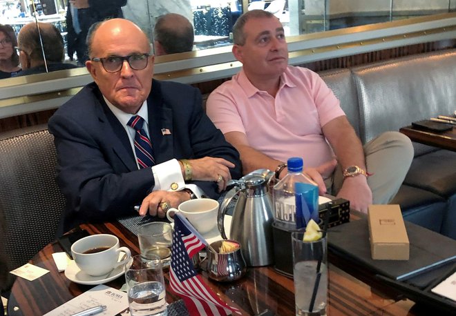 Lev Parnas s predsednikovim osebnim odvetnikom Rudyjem Giulianijem. Foto Reuters Staff Reuters