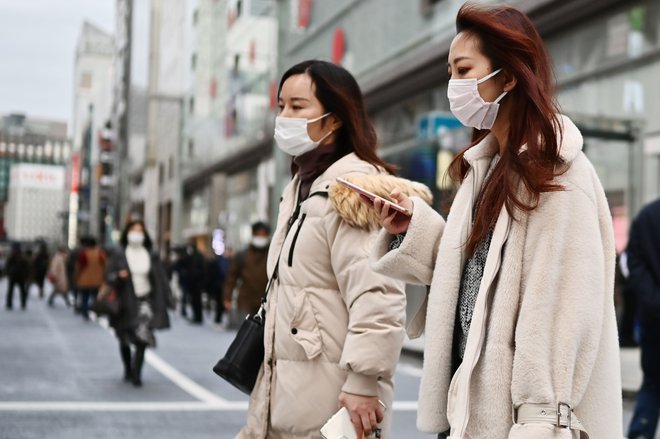 V boju proti širjenju virusa so oblasti na Kitajskem izolirale že skupno 18 mest, kjer živi 56 milijonov ljudi. FOTO: Charly Triballeau/AFP