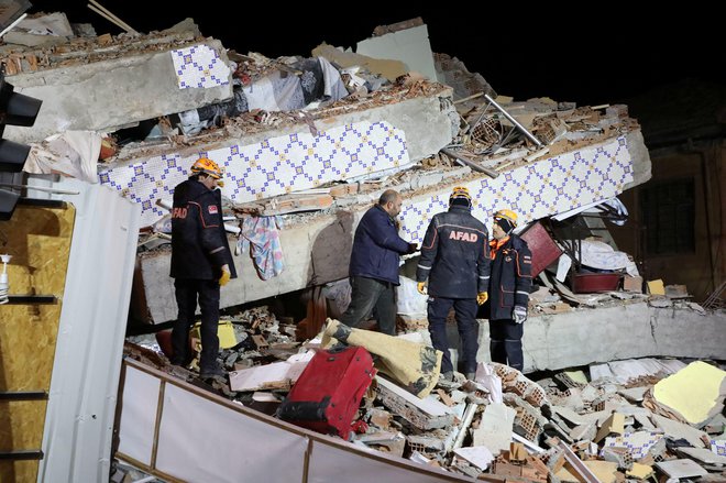 Turška agencija za naravne nesreče AFAD je danes tudi sporočila, da so po petkovem potresu zabeležili še 228 popotresnih sunkov. FOTO: Sertac Kayar/Reuters