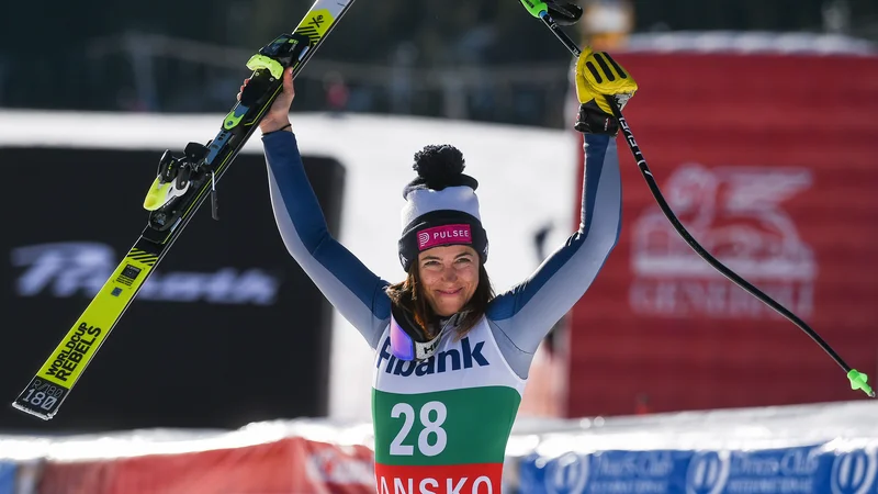 Fotografija: Na prvo mesto se je zavihtela Elena Curtoni, ki je bila najhitrejša s startno številko 28. In svojo prvo zmago v svetovnem pokalu je osvojila še stara 28 let. FOTO: Nikolay Doychinov/AFP