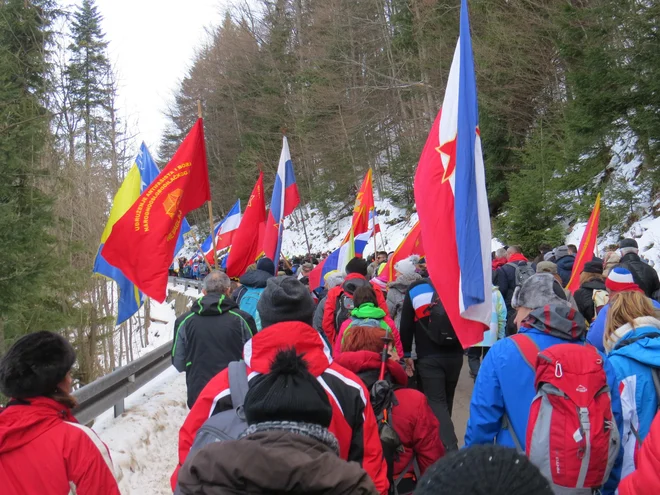 Približno tisoč pohodnikov je prehodilo del poti od Brezovače na Igman v spomin na borke in borce Prve proletarske brigade. FOTO: Bojan Rajšek/Delo